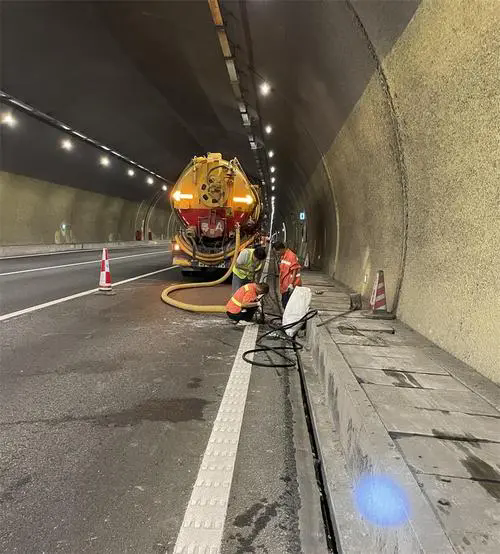 诸暨隧道排水渠清淤